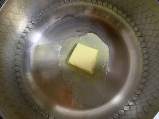 熔岩乳酪吐司,黄油放入锅中小火融化