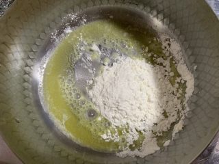 熔岩乳酪吐司,倒入低筋面粉搅拌小火加热至有小泡泡