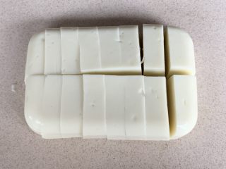 脆皮鲜奶,凝固后的奶冻倒扣取出，切成小块