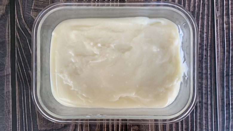 脆皮鲜奶,然后倒入保鲜盒中放凉，送入冰箱冷藏至凝固