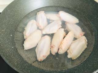 红烧鸡翅,锅里烧一锅热水，水开了以后把鸡翅放入锅中，将鸡翅焯水后捞出。