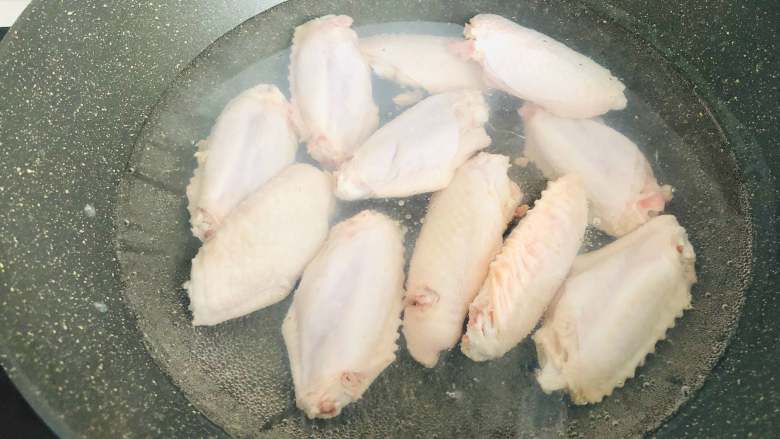 红烧鸡翅,锅里烧一锅热水，水开了以后把鸡翅放入锅中，将鸡翅焯水后捞出。