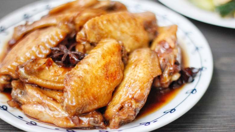 红烧鸡翅,这道红烧鸡翅不仅做法简单，美味可口，其蛋白质质量还很高高，脂肪含量很低，所以喜欢吃的朋友们可以做多多。