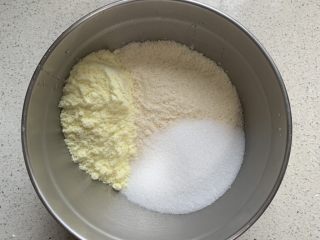蛋白椰丝球,烤箱160度预热，盆中放入奶粉、低粉、糖，椰蓉