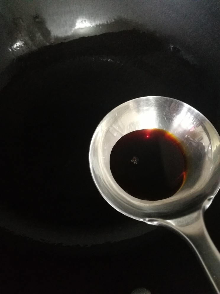 高配版疙瘩汤,放入酱油。