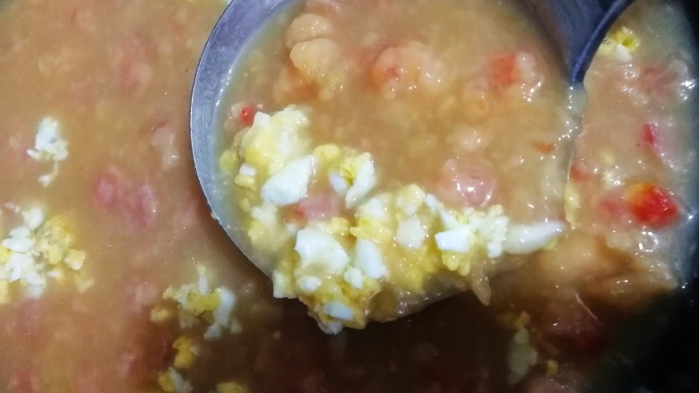 高配版疙瘩汤,开锅煮2分钟，关火放入咸鹅蛋碎。