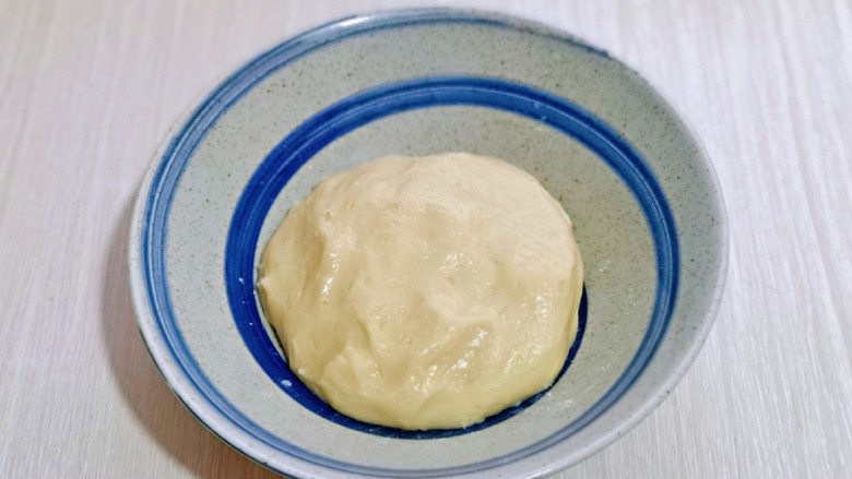 椰香桂花豆沙酥,再揉成面团，盖上保鲜膜放旁边备用。