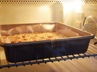 香蕉燕麦棒,放入预热好的烤箱，上下火180度，中层烤30分钟