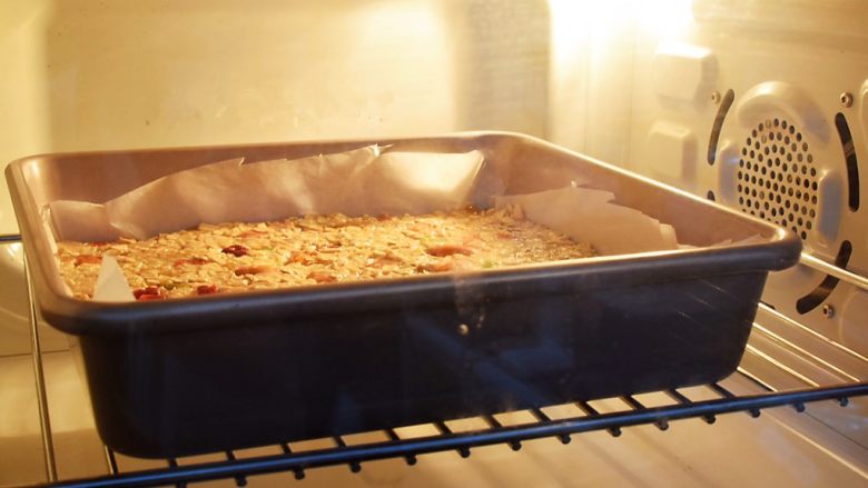 香蕉燕麦棒,放入预热好的烤箱，上下火180度，中层烤30分钟