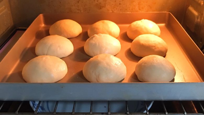 酸奶油椰蓉面包,烤箱发酵档，底部放一碗热水，发酵60分钟。