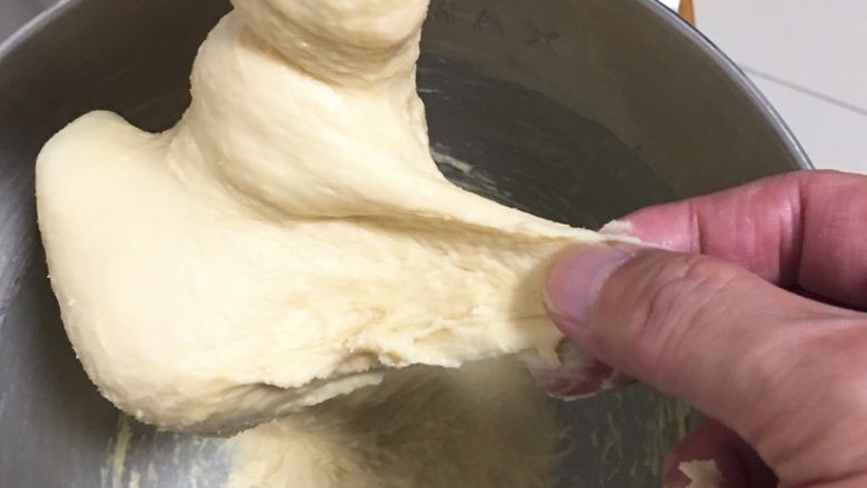 酸奶油椰蓉面包,10分钟后面团起筋。