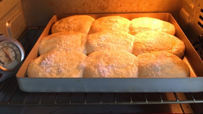 酸奶油椰蓉面包,烤箱预热到180度，金盘送入烤箱烤制20分钟，上色满意加盖锡纸。