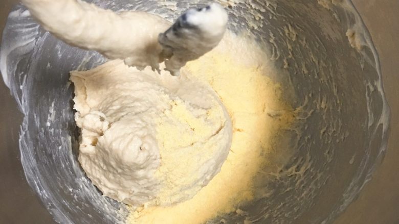 酸奶油椰蓉面包,面团太湿再加点面粉。
