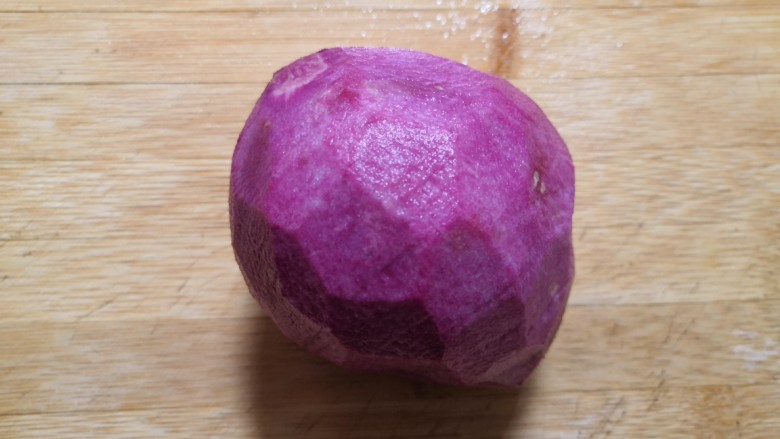 西米紫薯球,<a style='color:red;display:inline-block;' href='/shicai/ 2643'>紫薯</a>一个连皮200g左右，去皮洗净。