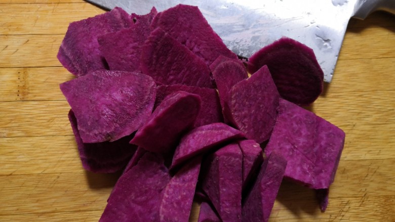 西米紫薯球,把去皮后的紫薯切成小块。