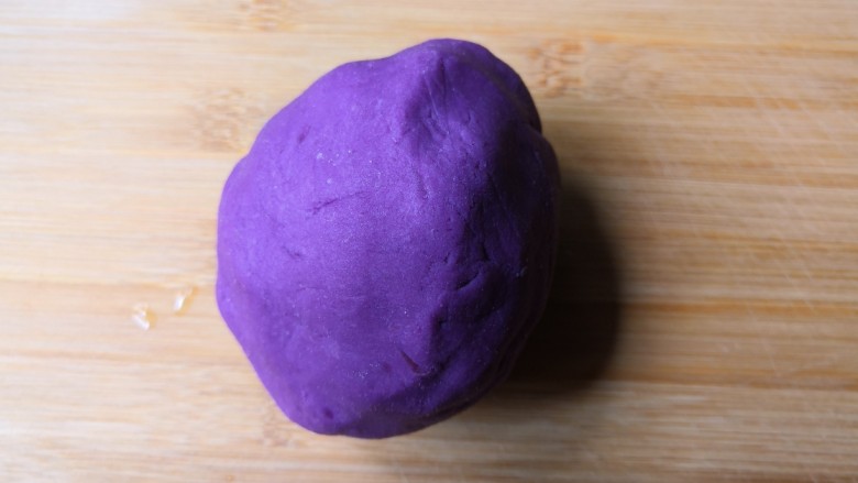 西米紫薯球,揉成团。