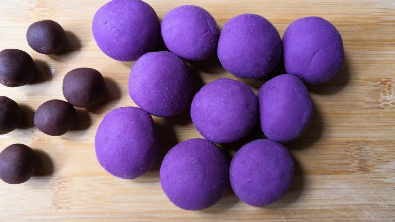 西米紫薯球,把揉好的团分成差不多大小的小团子，<a style='color:red;display:inline-block;' href='/shicai/ 4729'>豆沙馅</a>也撮成小团备用。