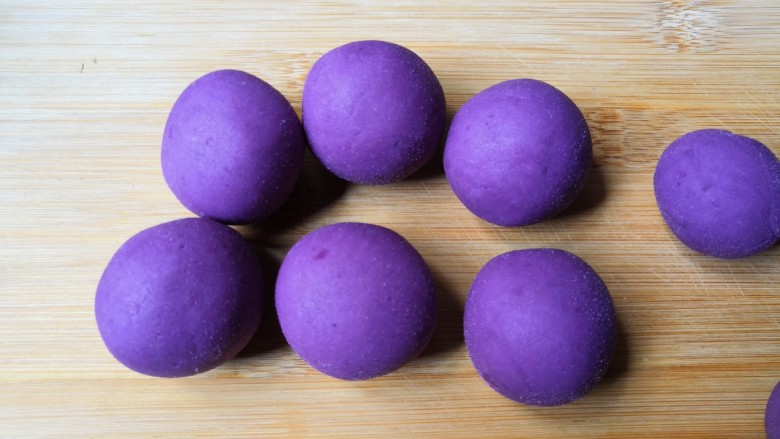 西米紫薯球,用同样方法做完全部。