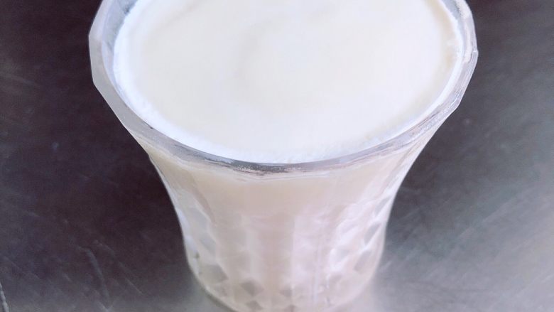 抹茶星冰乐（无奶油低脂版）,将牛奶倒入杯中，放入冰箱冷冻四个小时，结成冰块。