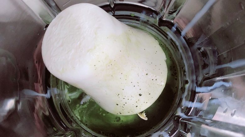 抹茶星冰乐（无奶油低脂版）,将抹茶粉汁和牛奶块儿都破壁机中。