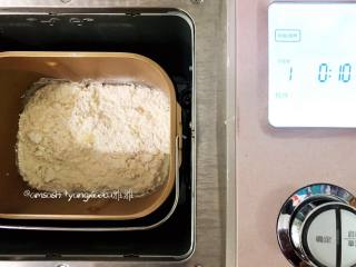奶香排包,把所有材料都先称好，然后除了黄油之外，将所有的材料都投进面包机启动和面功能先选择20分钟，实际上15分钟就达到了初步扩展
