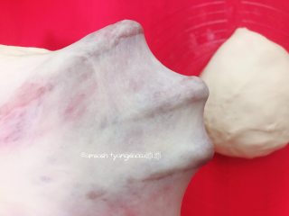 奶香排包,然后看一下状，揉成光滑的面团，揉至完成扩展，可拉出薄而有韧性的手套膜