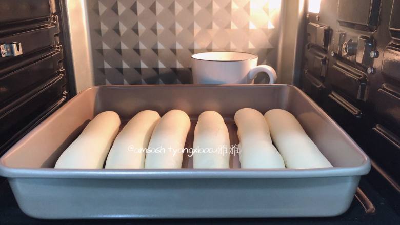 奶香排包,把发酵好的面包胚拿出来，往面包胚上喷上少许水，却保表面湿润就可以了