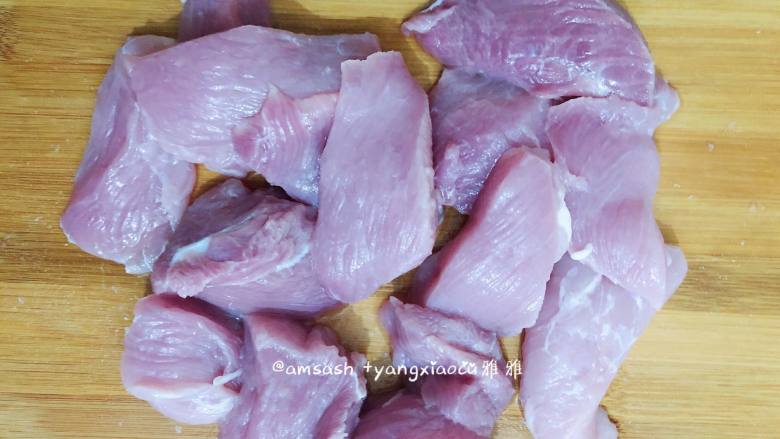 海苔肉松,将猪瘦肉（猪后腿肉和里脊都可以）切成小块，竖着切