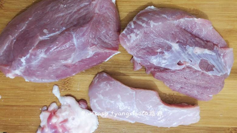 海苔肉松,猪肉洗干净，用厨房纸擦干水分，把筋膜去除干净，如果你买的是里脊肉那就可以省略这一步