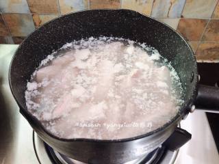 海苔肉松,切好的猪肉冷水下锅，冷水下锅汆烫一遍去除血沫，然后用冷水冲洗干净