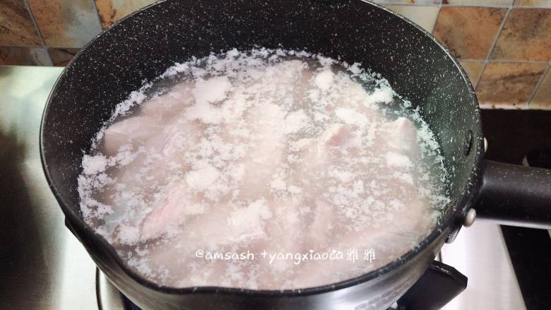 海苔肉松,切好的猪肉冷水下锅，冷水下锅汆烫一遍去除血沫，然后用冷水冲洗干净