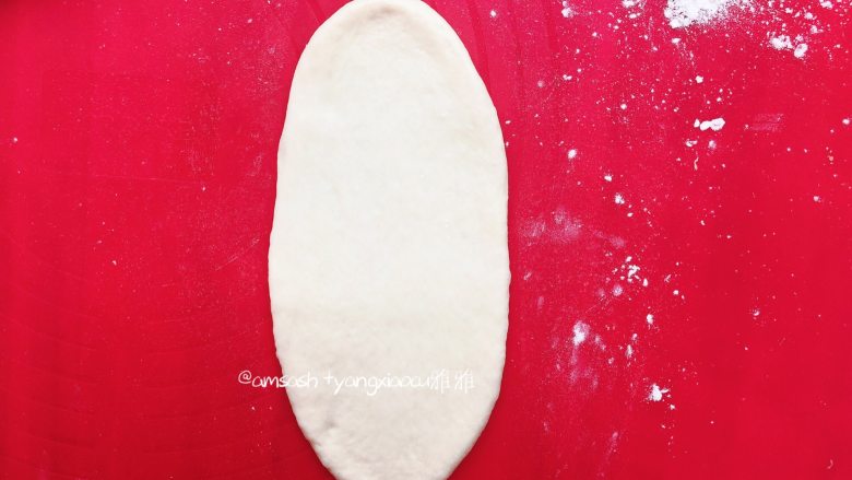 椰蓉面包(波兰种),取一个小面团，把小面团擀成椭圆形，借助刮板把面团翻面