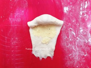 椰蓉面包(波兰种),从上往下卷，卷好收口外捏紧以防爆口，把面胚两头轻轻搓一搓，整成橄榄形