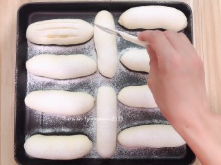 椰蓉面包(波兰种),发酵好的面胚拿出来，筛上一层薄薄的面粉，用刀片割出花纹，(花纹可按个人的喜好来)