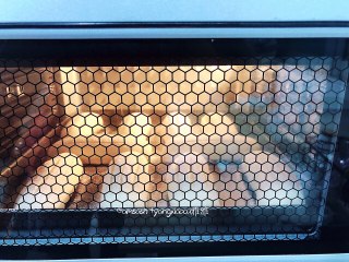 椰蓉面包(波兰种),发酵好的面胚送进预热好的烤箱，上下火165度，烘烤18分钟（每家烤箱温度不同，请按自家烤箱脾气调整时间与温度），为了不让顶部上色要及时盖锡纸，出炉后立刻取出放晾晒网上，还有余温时密封保存