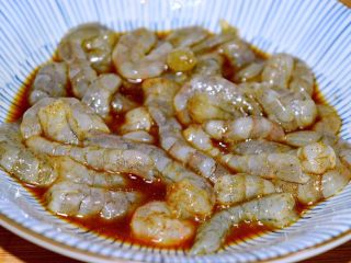 虾仁炒西兰花,扒好的虾仁用胡椒粉、料酒、酱油腌制一会