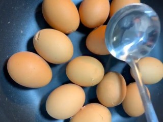 五香茶叶蛋,鸡蛋煮熟用勺子敲碎