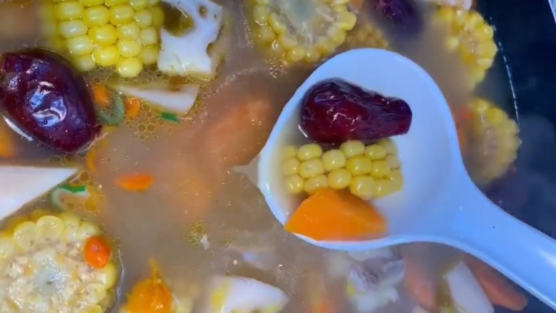 玉米莲藕胡萝卜排骨汤,排骨汤制作完成