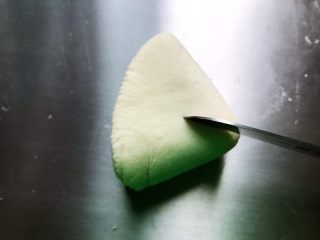 猪蹄馒头（一次发酵）,用刀在三角形头部位置切一刀，如图所示
