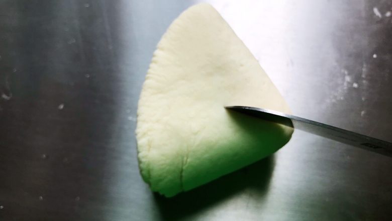 猪蹄馒头（一次发酵）,用刀在三角形头部位置切一刀，如图所示