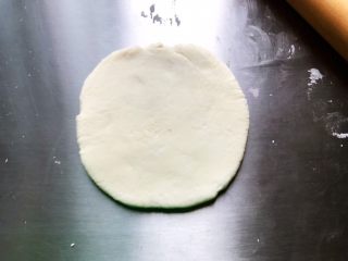 猪蹄馒头（一次发酵）,取一个面团，用擀面杖擀成圆形（不太圆也没有关系）