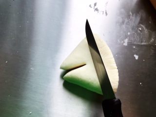 猪蹄馒头（一次发酵）,再用刀背在后半部分按上三条痕