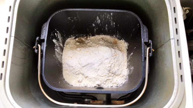 猪蹄馒头（一次发酵）,盖上面粉，将面包桶放入面包机