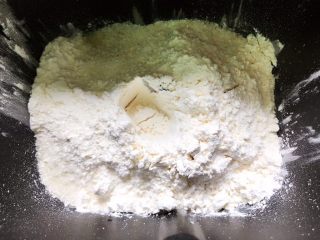 猪蹄馒头（一次发酵）,面粉中间挖个坑