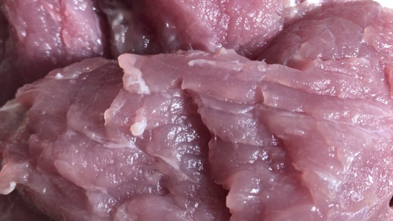 原味猪肉松宝宝版,处理好的瘦肉，按猪肉纹路切，切成细条，再切成薄片。