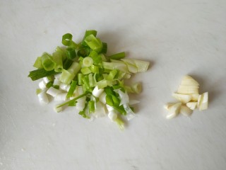青椒肉丁,葱切碎，蒜切片