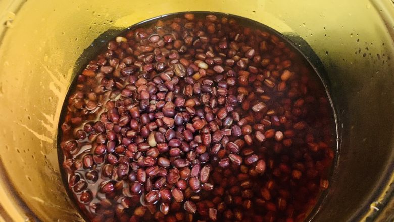 软糯香甜小零食奶香蜜红豆,泡好了一晚的红豆放到锅中，加上清水，清水不用太多，清水盖过红豆就可以了，