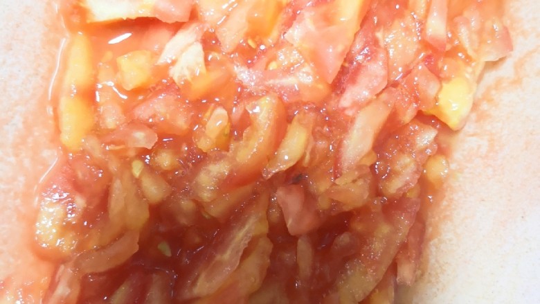 番茄豆角黄金馍,番茄剁碎，番茄含有大量维生素C，所以涵妈这里就加入了<a style='color:red;display:inline-block;' href='/shicai/ 7983'>猪肝粉</a>，家里有准备猪肝的也可以煮熟的猪肝切碎。