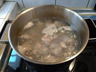 双菇蛤蜊排骨汤,先滚水川烫排骨约3~4分鐘，让杂质跟血水排放出来汤头会比较顺口，也可放两片姜去除肉腥味。