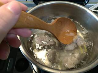 双菇蛤蜊排骨汤,另煮一锅川烫完成的排骨，放一些姜丝提味，煮约10分鐘~如果有杂质浮出要记得捞出。